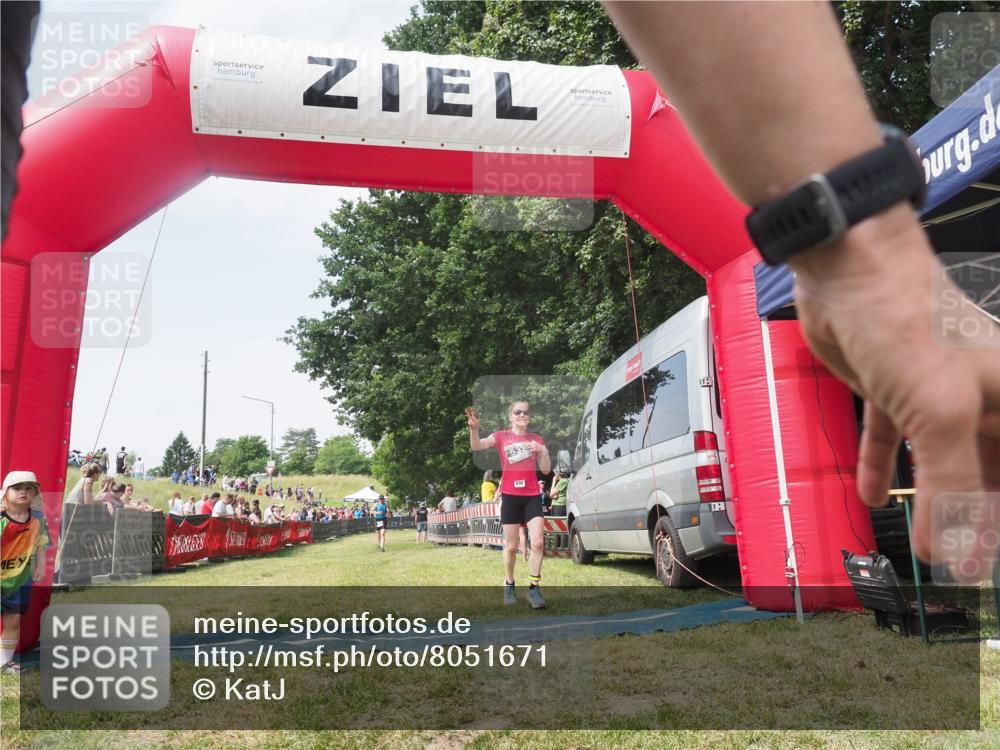 21.06.2025 - 27. Vierlanden-Triathlon KatJ http://msf.ph/oto/8051671 15.06.2025 11:40:23 Ziel 562 meine-sportfotos.de