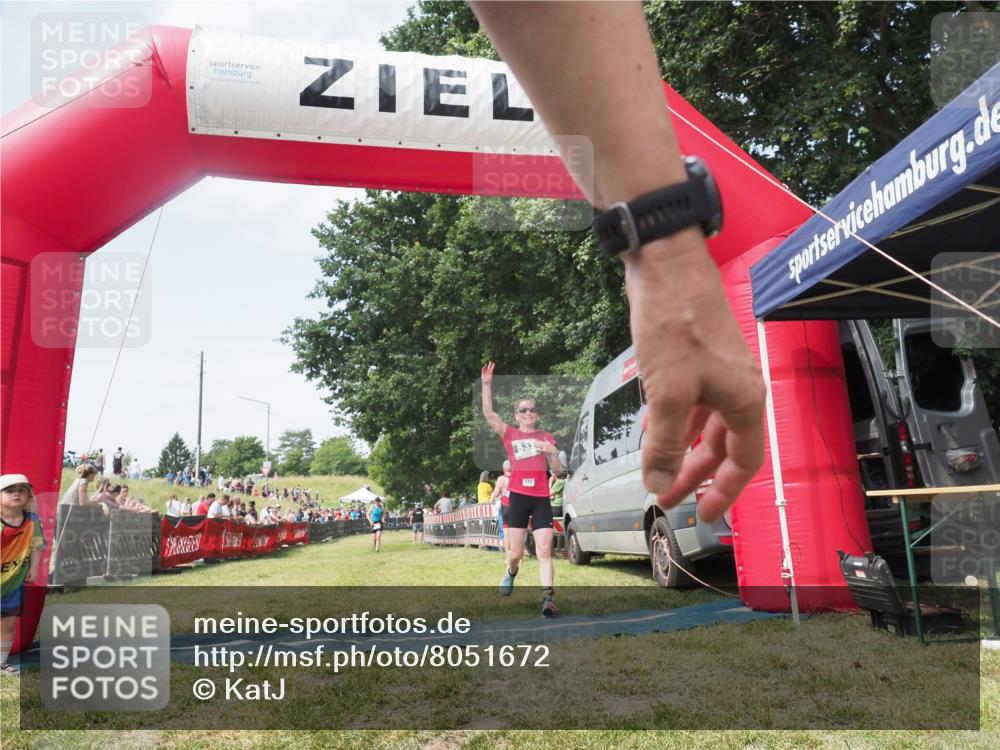 21.06.2025 - 27. Vierlanden-Triathlon KatJ http://msf.ph/oto/8051672 15.06.2025 11:40:23 Ziel 562 meine-sportfotos.de