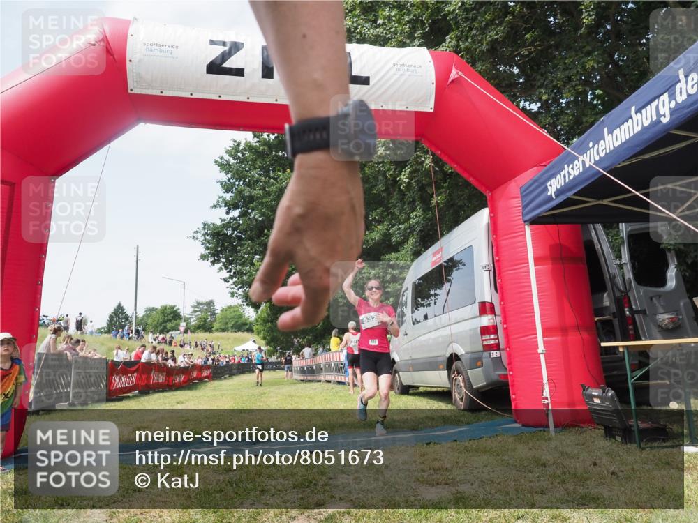 21.06.2025 - 27. Vierlanden-Triathlon KatJ http://msf.ph/oto/8051673 15.06.2025 11:40:23 Ziel 562 meine-sportfotos.de