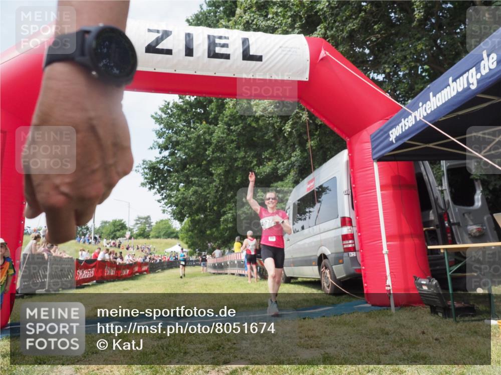 21.06.2025 - 27. Vierlanden-Triathlon KatJ http://msf.ph/oto/8051674 15.06.2025 11:40:23 Ziel 562 meine-sportfotos.de