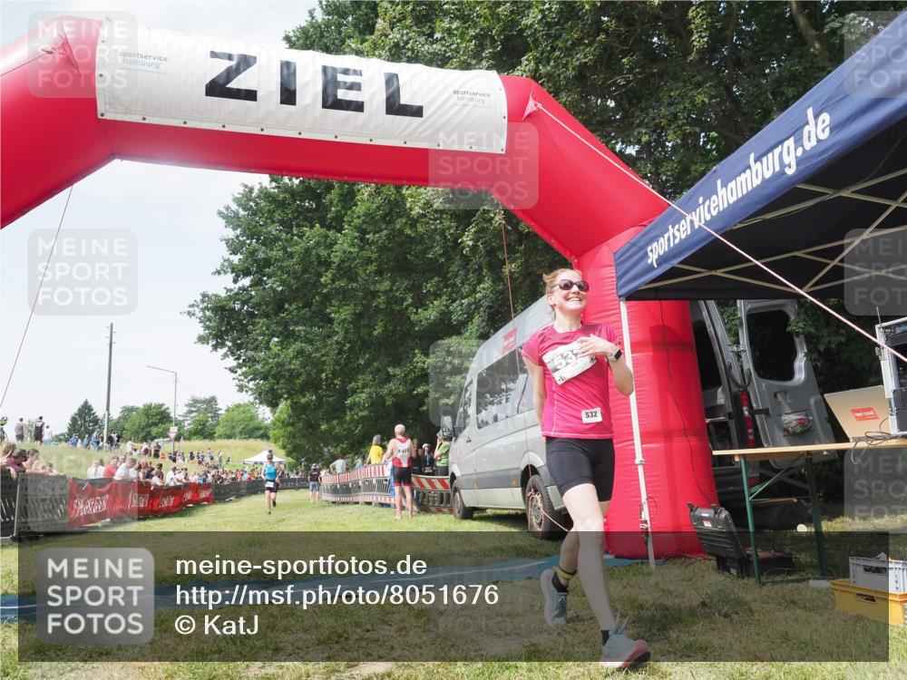 21.06.2025 - 27. Vierlanden-Triathlon KatJ http://msf.ph/oto/8051676 15.06.2025 11:40:24 Ziel 562 meine-sportfotos.de