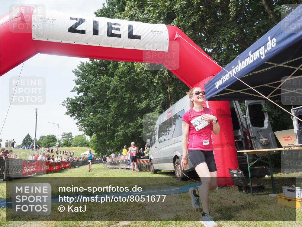 21.06.2025 - 27. Vierlanden-Triathlon KatJ http://msf.ph/oto/8051677 15.06.2025 11:40:24 Ziel 562 meine-sportfotos.de