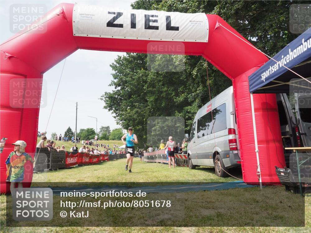 21.06.2025 - 27. Vierlanden-Triathlon KatJ http://msf.ph/oto/8051678 15.06.2025 11:40:28 Ziel  meine-sportfotos.de