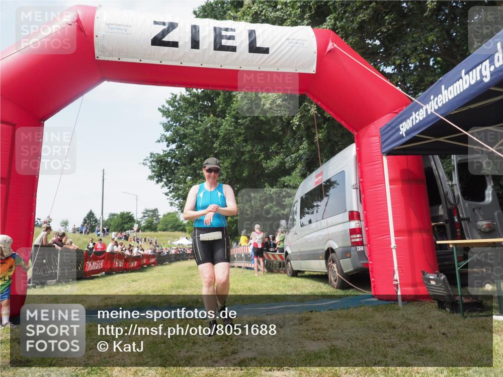 21.06.2025 - 27. Vierlanden-Triathlon KatJ http://msf.ph/oto/8051688 15.06.2025 11:40:30 Ziel  meine-sportfotos.de
