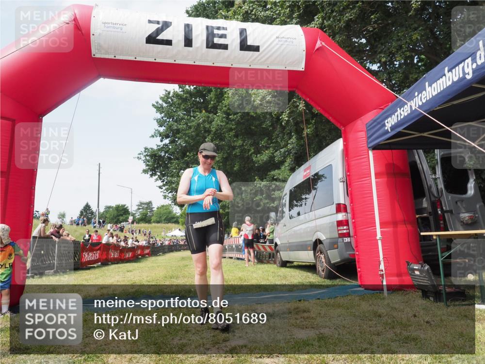 21.06.2025 - 27. Vierlanden-Triathlon KatJ http://msf.ph/oto/8051689 15.06.2025 11:40:30 Ziel  meine-sportfotos.de