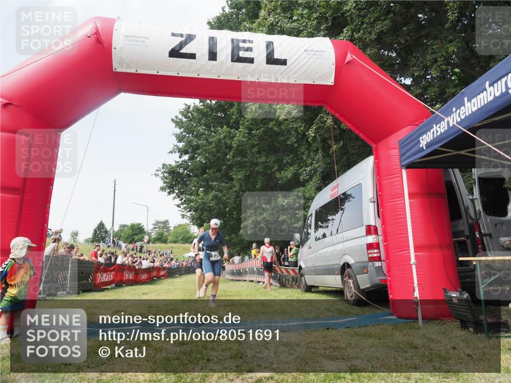 21.06.2025 - 27. Vierlanden-Triathlon KatJ http://msf.ph/oto/8051691 15.06.2025 11:40:51 Ziel 604 meine-sportfotos.de
