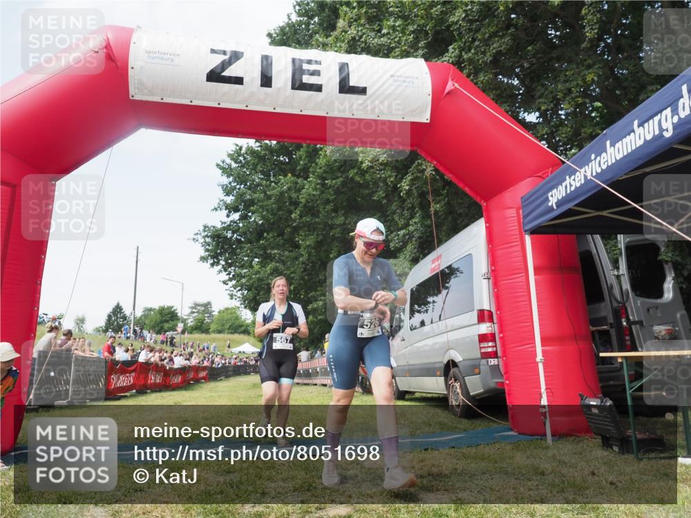 21.06.2025 - 27. Vierlanden-Triathlon KatJ http://msf.ph/oto/8051698 15.06.2025 11:40:52 Ziel 604 meine-sportfotos.de