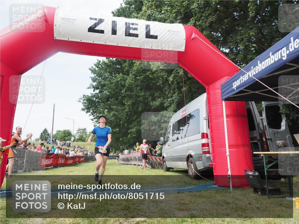 21.06.2025 - 27. Vierlanden-Triathlon KatJ http://msf.ph/oto/8051715 15.06.2025 11:40:58 Ziel  meine-sportfotos.de