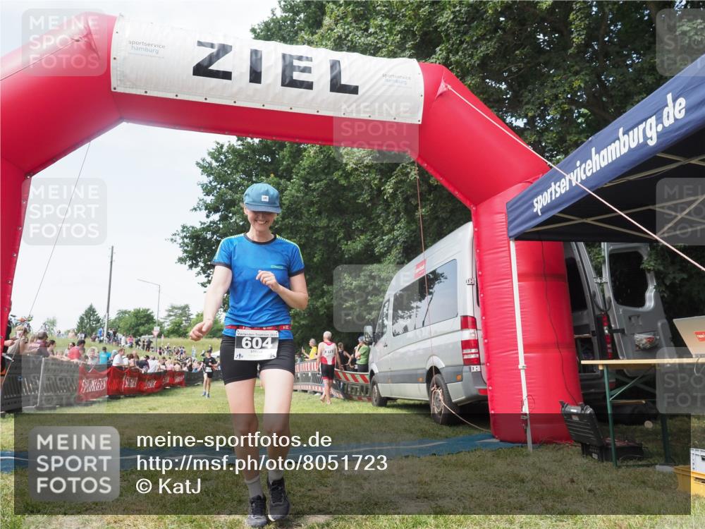 21.06.2025 - 27. Vierlanden-Triathlon KatJ http://msf.ph/oto/8051723 15.06.2025 11:40:59 Ziel  meine-sportfotos.de