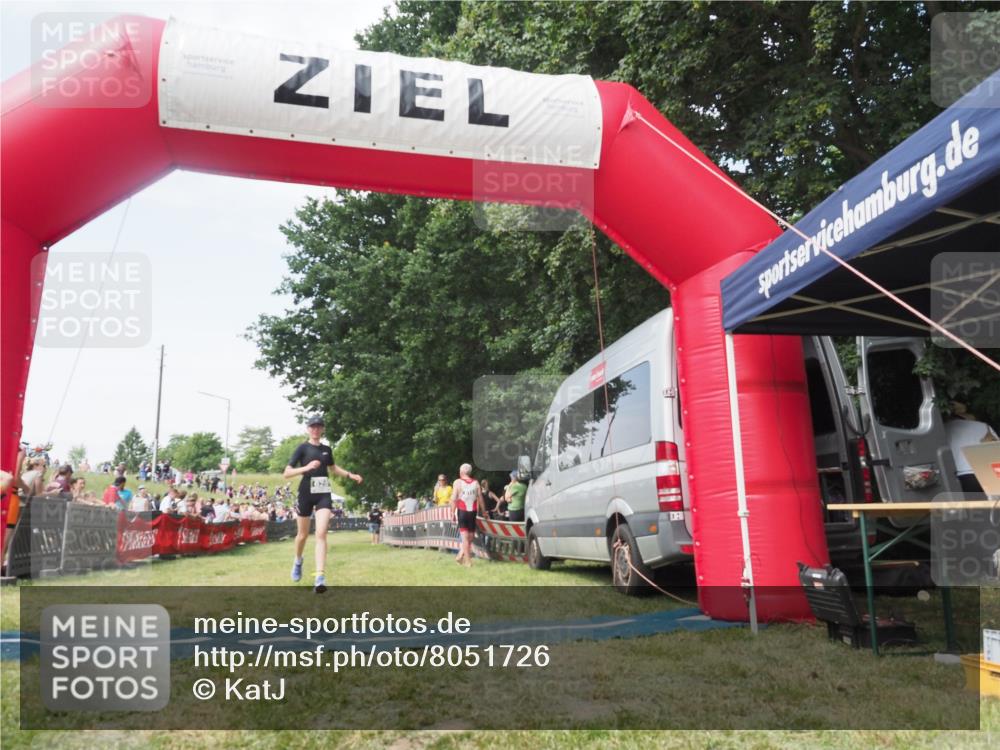 21.06.2025 - 27. Vierlanden-Triathlon KatJ http://msf.ph/oto/8051726 15.06.2025 11:41:02 Ziel  meine-sportfotos.de