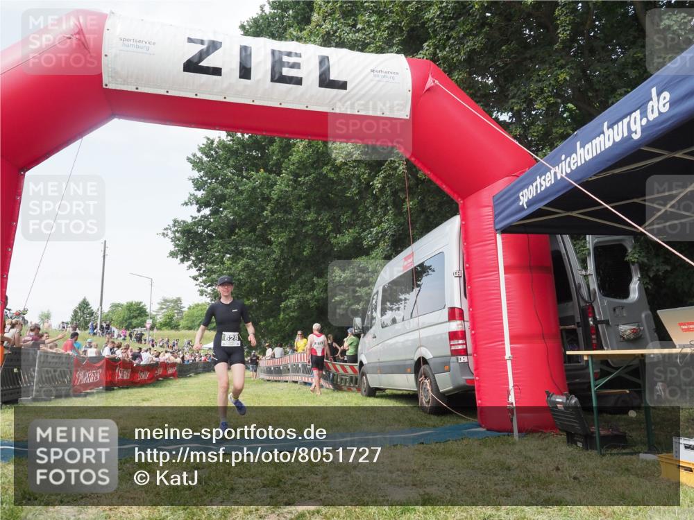 21.06.2025 - 27. Vierlanden-Triathlon KatJ http://msf.ph/oto/8051727 15.06.2025 11:41:02 Ziel  meine-sportfotos.de