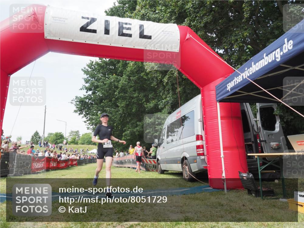 21.06.2025 - 27. Vierlanden-Triathlon KatJ http://msf.ph/oto/8051729 15.06.2025 11:41:03 Ziel  meine-sportfotos.de