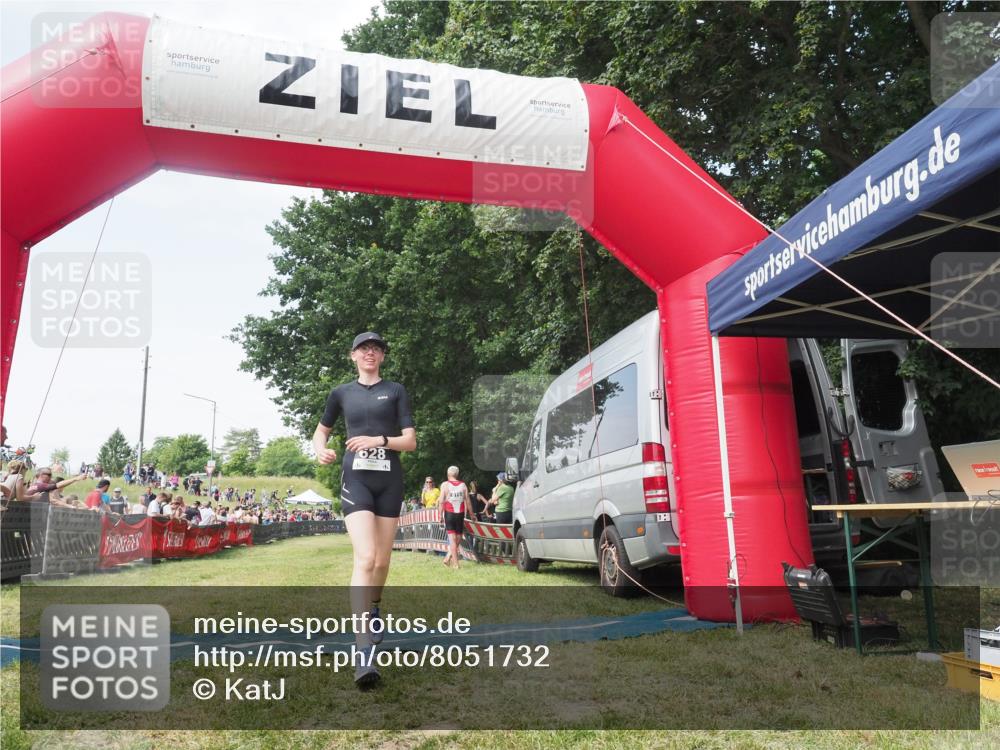 21.06.2025 - 27. Vierlanden-Triathlon KatJ http://msf.ph/oto/8051732 15.06.2025 11:41:03 Ziel  meine-sportfotos.de
