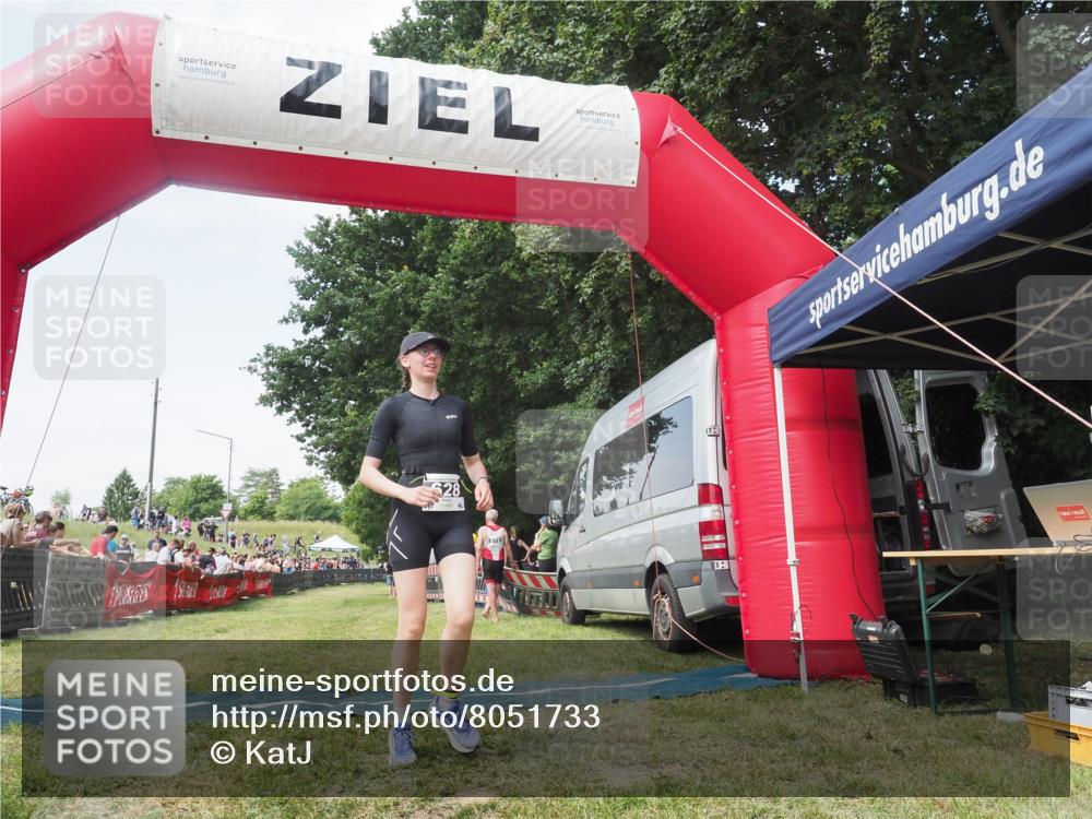 21.06.2025 - 27. Vierlanden-Triathlon KatJ http://msf.ph/oto/8051733 15.06.2025 11:41:03 Ziel  meine-sportfotos.de