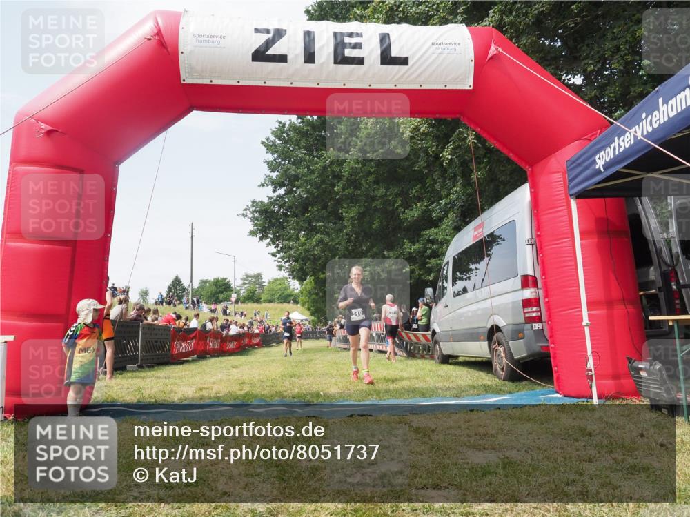 21.06.2025 - 27. Vierlanden-Triathlon KatJ http://msf.ph/oto/8051737 15.06.2025 11:41:45 Ziel 374, 429 meine-sportfotos.de