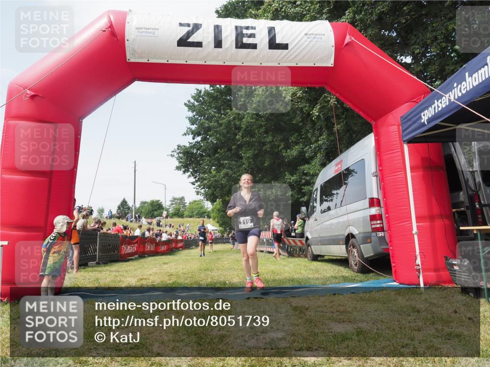 21.06.2025 - 27. Vierlanden-Triathlon KatJ http://msf.ph/oto/8051739 15.06.2025 11:41:46 Ziel 374, 429 meine-sportfotos.de