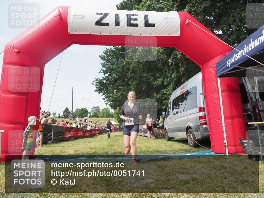 21.06.2025 - 27. Vierlanden-Triathlon KatJ http://msf.ph/oto/8051741 15.06.2025 11:41:46 Ziel 374, 429 meine-sportfotos.de
