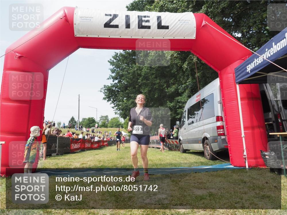 21.06.2025 - 27. Vierlanden-Triathlon KatJ http://msf.ph/oto/8051742 15.06.2025 11:41:46 Ziel 374, 429 meine-sportfotos.de