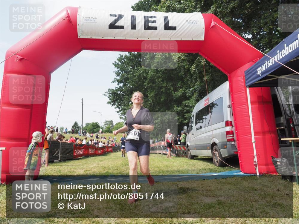 21.06.2025 - 27. Vierlanden-Triathlon KatJ http://msf.ph/oto/8051744 15.06.2025 11:41:46 Ziel 374, 429 meine-sportfotos.de