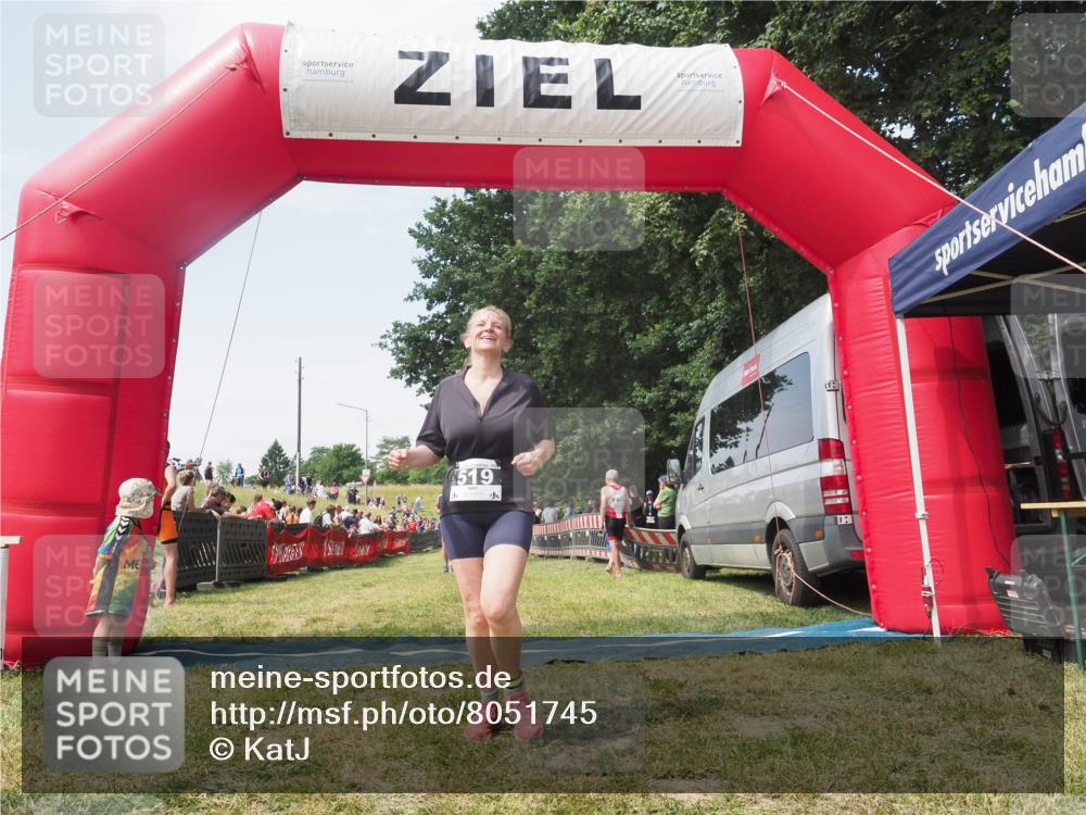 21.06.2025 - 27. Vierlanden-Triathlon KatJ http://msf.ph/oto/8051745 15.06.2025 11:41:46 Ziel 374, 429 meine-sportfotos.de