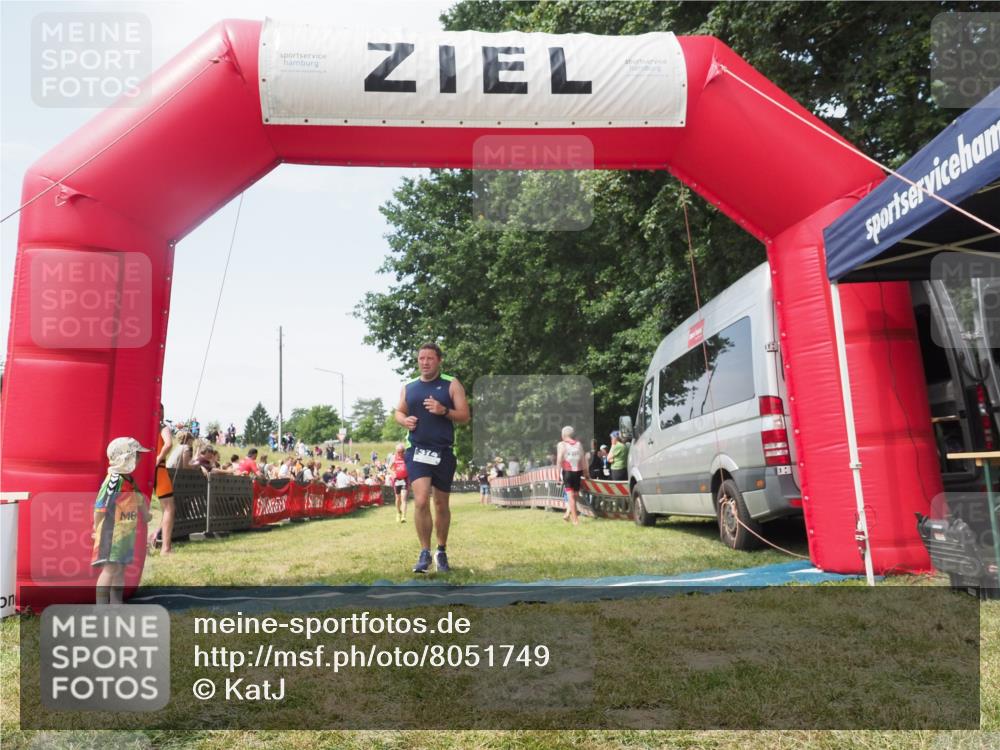 21.06.2025 - 27. Vierlanden-Triathlon KatJ http://msf.ph/oto/8051749 15.06.2025 11:41:50 Ziel 429, 522 meine-sportfotos.de