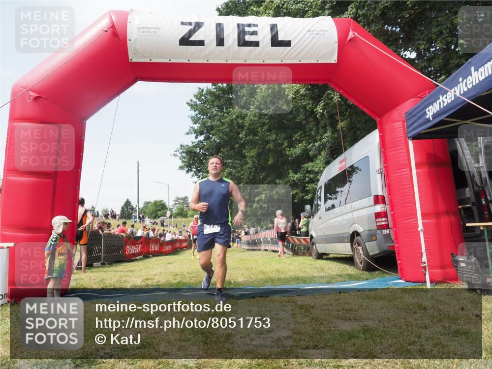 21.06.2025 - 27. Vierlanden-Triathlon KatJ http://msf.ph/oto/8051753 15.06.2025 11:41:51 Ziel 429, 522 meine-sportfotos.de