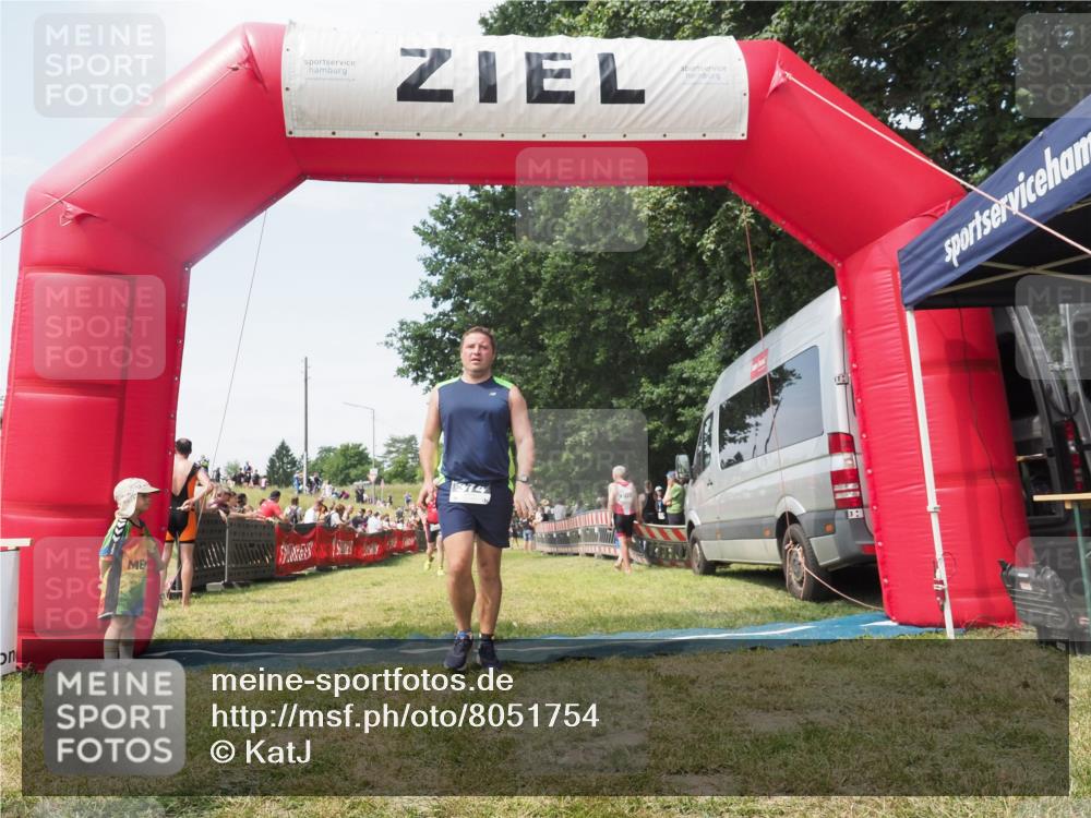 21.06.2025 - 27. Vierlanden-Triathlon KatJ http://msf.ph/oto/8051754 15.06.2025 11:41:51 Ziel 429, 522 meine-sportfotos.de