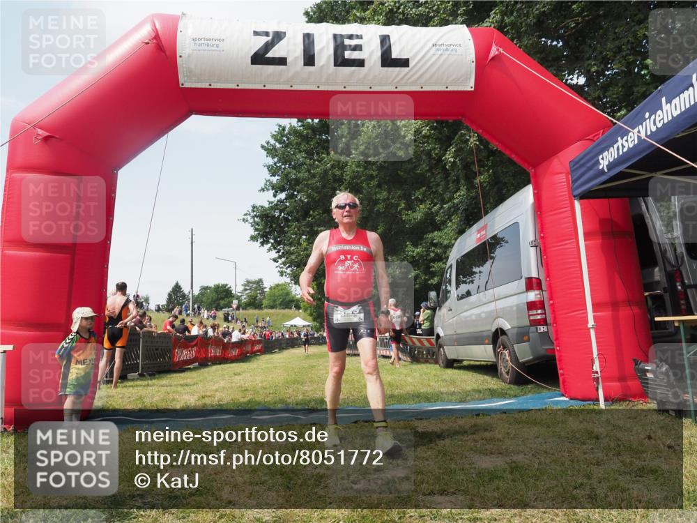 21.06.2025 - 27. Vierlanden-Triathlon KatJ http://msf.ph/oto/8051772 15.06.2025 11:41:56 Ziel 522 meine-sportfotos.de