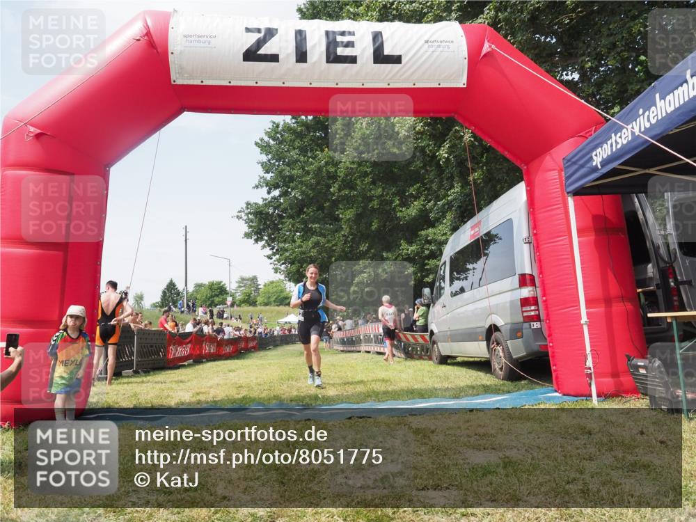 21.06.2025 - 27. Vierlanden-Triathlon KatJ http://msf.ph/oto/8051775 15.06.2025 11:42:03 Ziel  meine-sportfotos.de