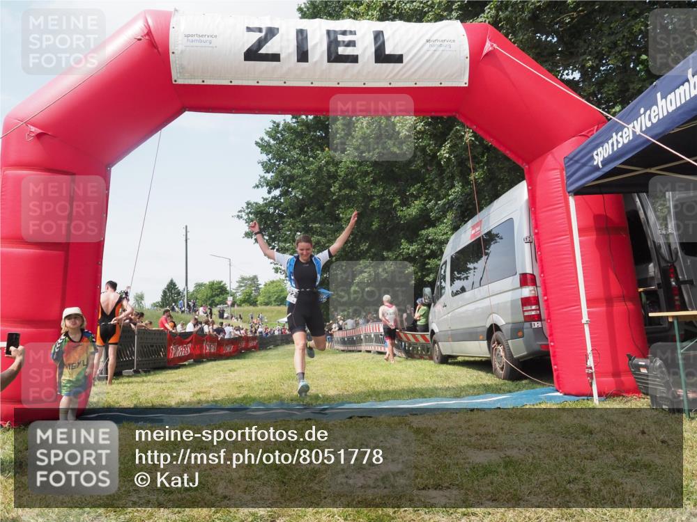 21.06.2025 - 27. Vierlanden-Triathlon KatJ http://msf.ph/oto/8051778 15.06.2025 11:42:04 Ziel  meine-sportfotos.de