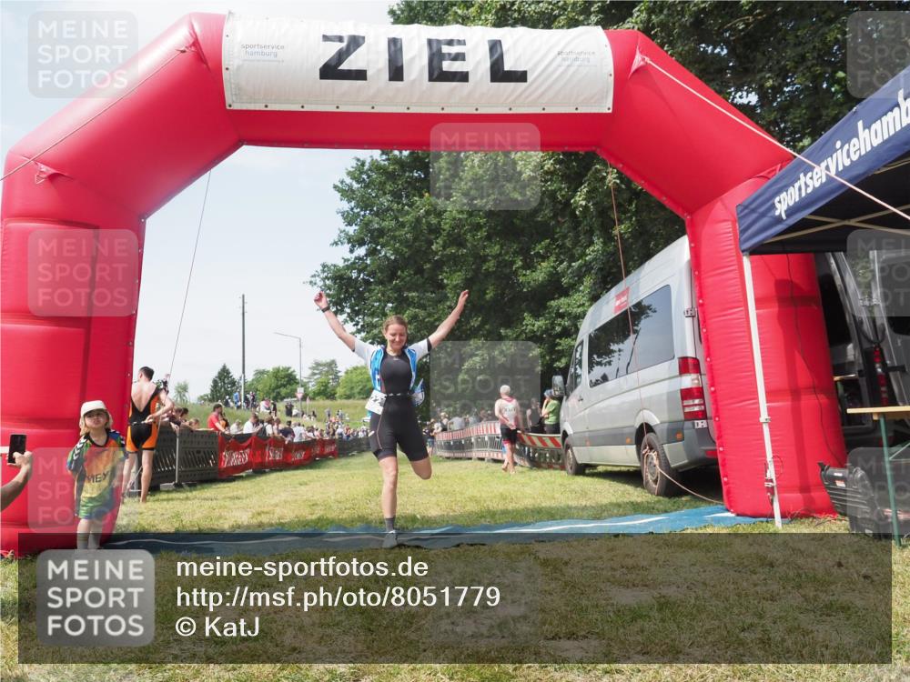 21.06.2025 - 27. Vierlanden-Triathlon KatJ http://msf.ph/oto/8051779 15.06.2025 11:42:04 Ziel  meine-sportfotos.de