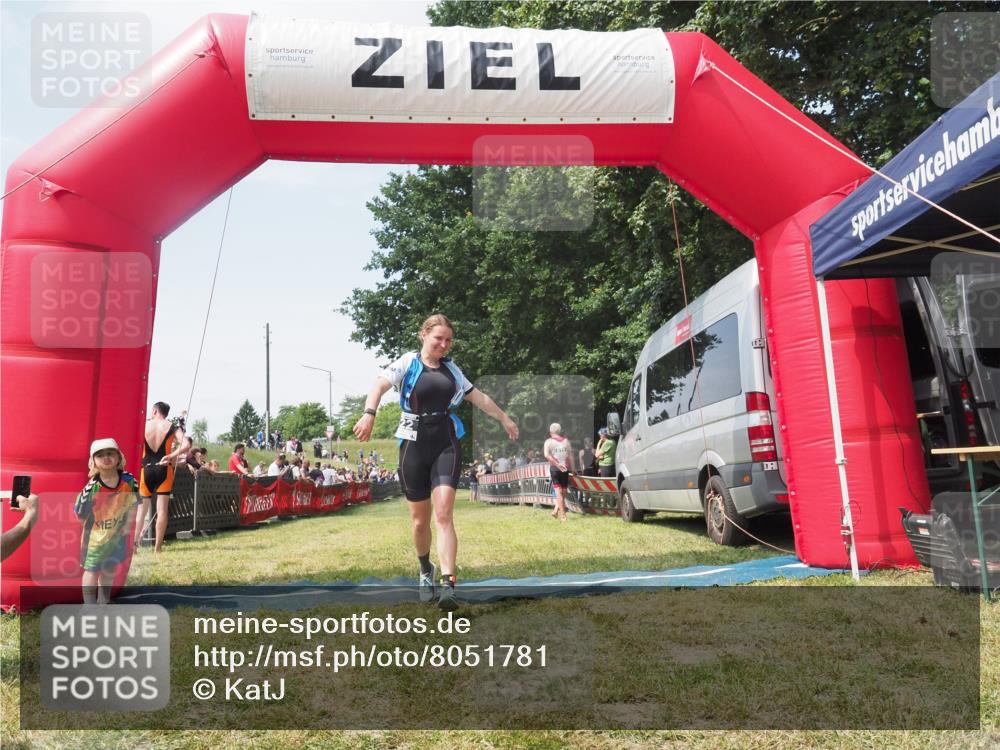 21.06.2025 - 27. Vierlanden-Triathlon KatJ http://msf.ph/oto/8051781 15.06.2025 11:42:04 Ziel  meine-sportfotos.de