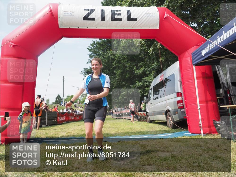 21.06.2025 - 27. Vierlanden-Triathlon KatJ http://msf.ph/oto/8051784 15.06.2025 11:42:05 Ziel  meine-sportfotos.de