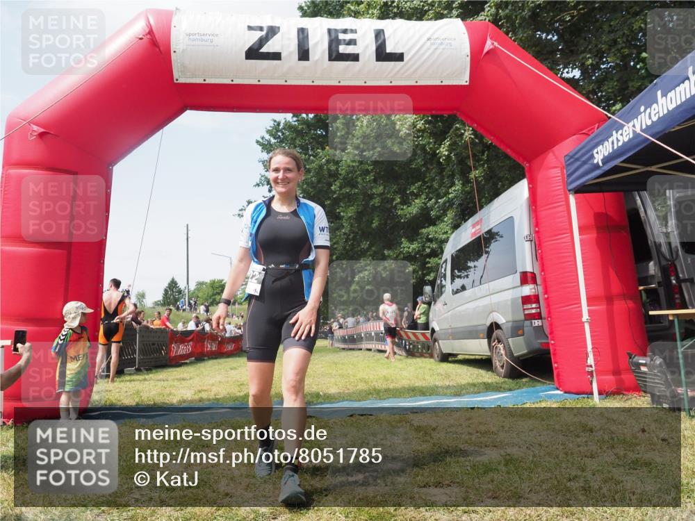 21.06.2025 - 27. Vierlanden-Triathlon KatJ http://msf.ph/oto/8051785 15.06.2025 11:42:05 Ziel  meine-sportfotos.de