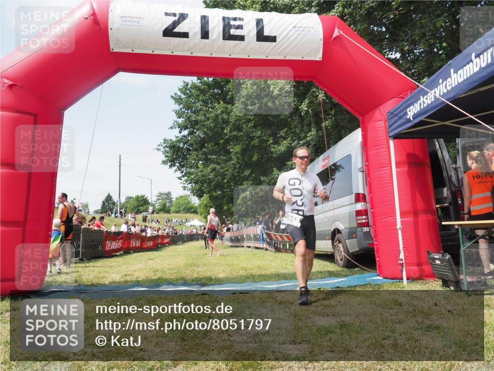21.06.2025 - 27. Vierlanden-Triathlon KatJ http://msf.ph/oto/8051797 15.06.2025 11:42:28 Ziel 619 meine-sportfotos.de