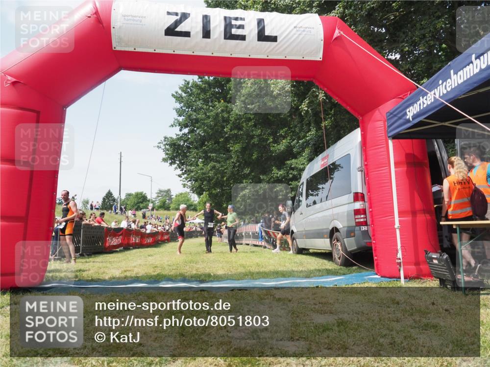 21.06.2025 - 27. Vierlanden-Triathlon KatJ http://msf.ph/oto/8051803 15.06.2025 11:42:32 Ziel 569, 619 meine-sportfotos.de