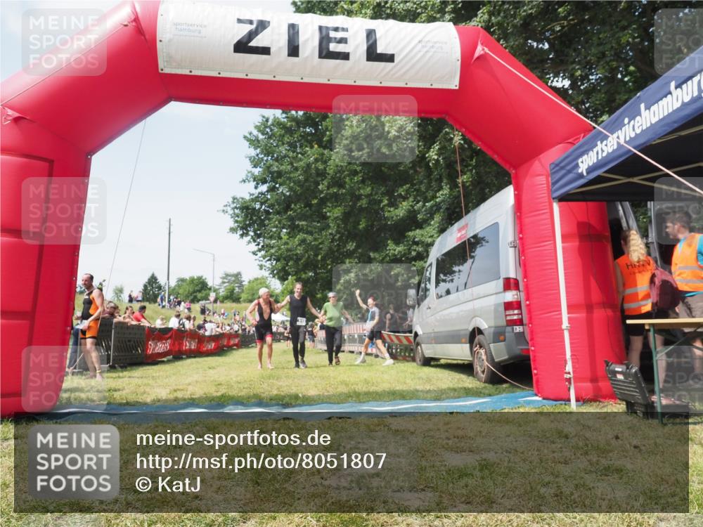 21.06.2025 - 27. Vierlanden-Triathlon KatJ http://msf.ph/oto/8051807 15.06.2025 11:42:33 Ziel 569, 619 meine-sportfotos.de