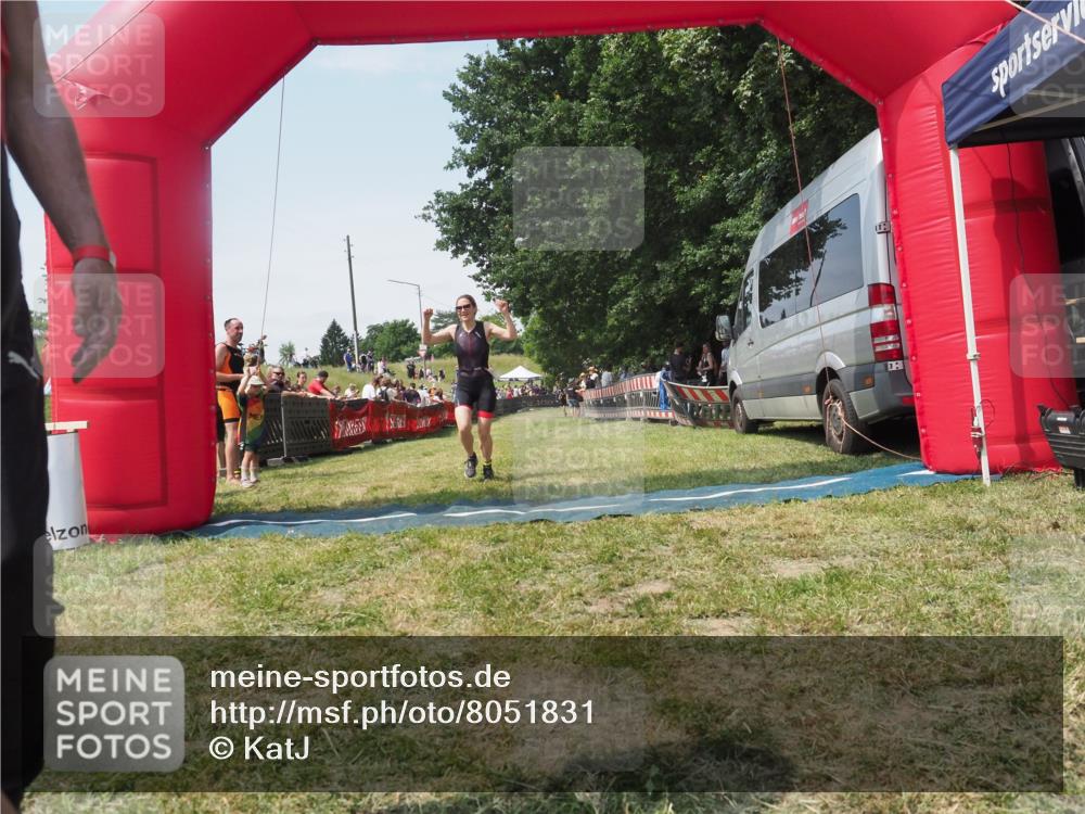 21.06.2025 - 27. Vierlanden-Triathlon KatJ http://msf.ph/oto/8051831 15.06.2025 11:42:42 Ziel 568 meine-sportfotos.de