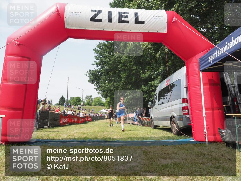 21.06.2025 - 27. Vierlanden-Triathlon KatJ http://msf.ph/oto/8051837 15.06.2025 11:42:53 Ziel 584 meine-sportfotos.de