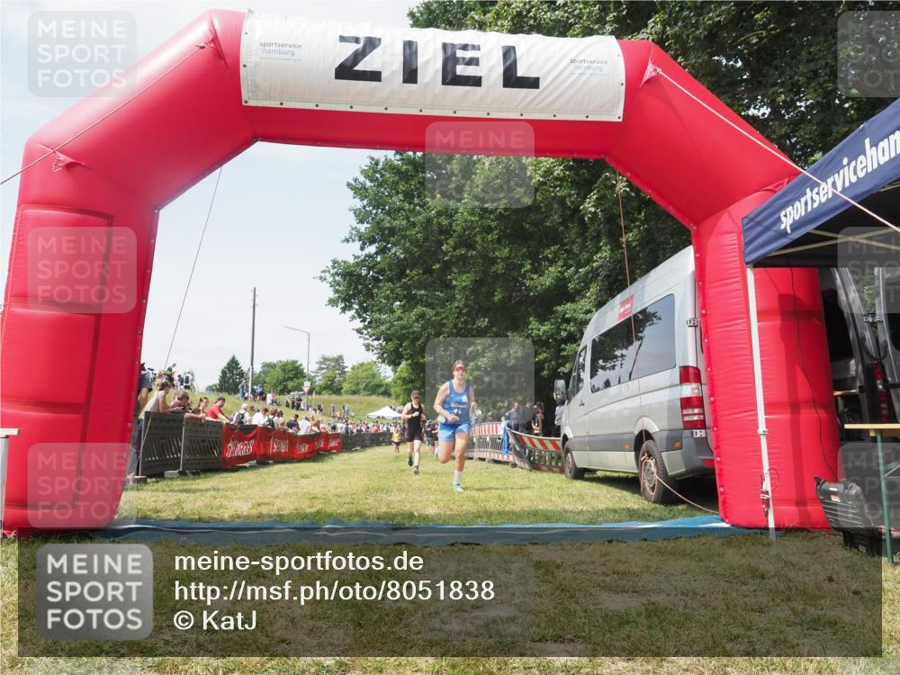 21.06.2025 - 27. Vierlanden-Triathlon KatJ http://msf.ph/oto/8051838 15.06.2025 11:42:54 Ziel 584 meine-sportfotos.de