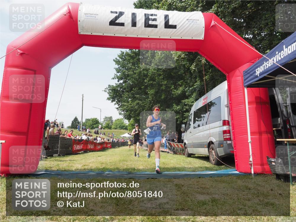 21.06.2025 - 27. Vierlanden-Triathlon KatJ http://msf.ph/oto/8051840 15.06.2025 11:42:54 Ziel 584 meine-sportfotos.de