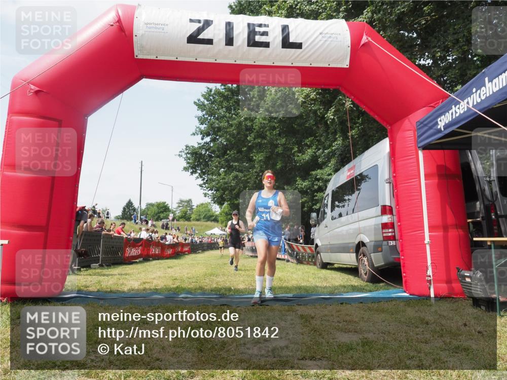 21.06.2025 - 27. Vierlanden-Triathlon KatJ http://msf.ph/oto/8051842 15.06.2025 11:42:54 Ziel 584 meine-sportfotos.de