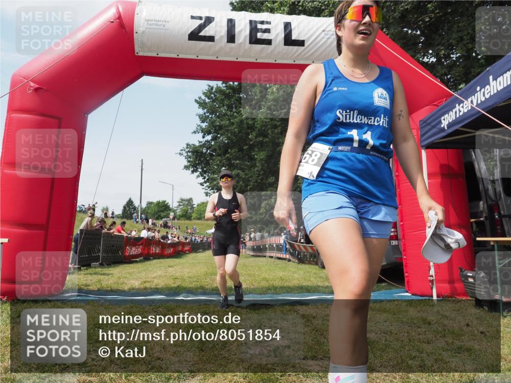 21.06.2025 - 27. Vierlanden-Triathlon KatJ http://msf.ph/oto/8051854 15.06.2025 11:42:56 Ziel 584 meine-sportfotos.de