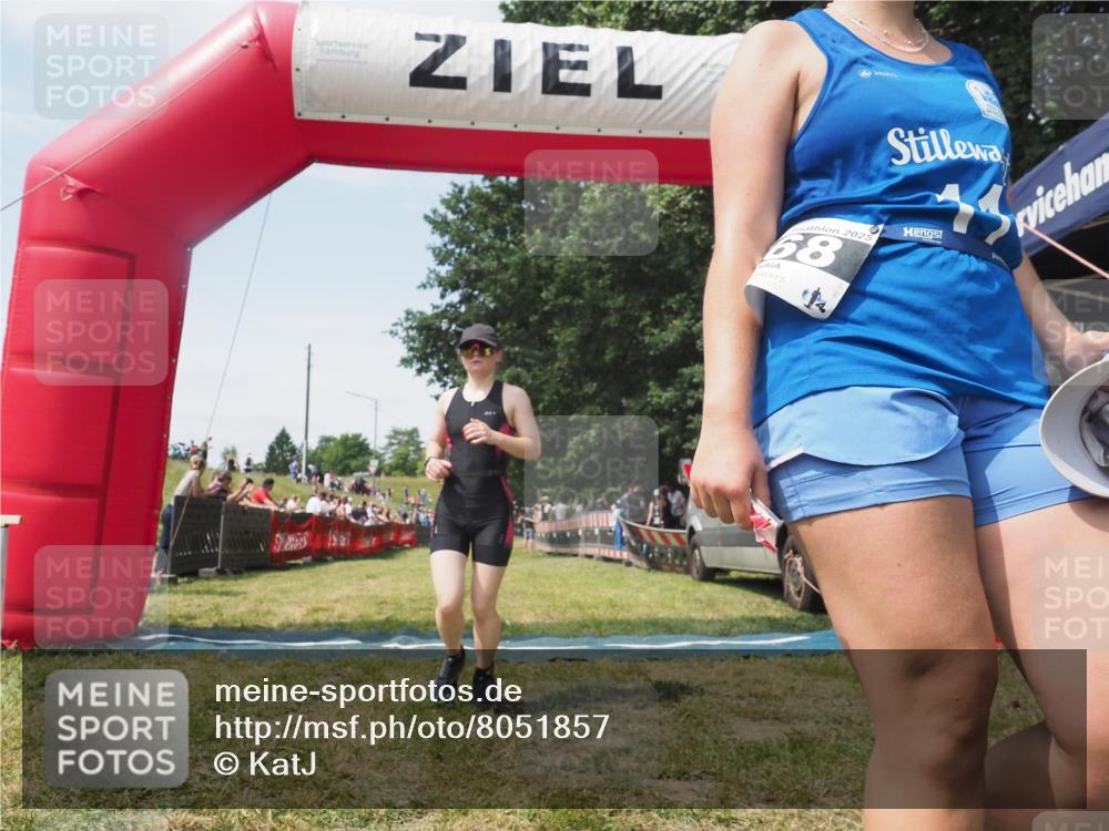 21.06.2025 - 27. Vierlanden-Triathlon KatJ http://msf.ph/oto/8051857 15.06.2025 11:42:57 Ziel 584 meine-sportfotos.de