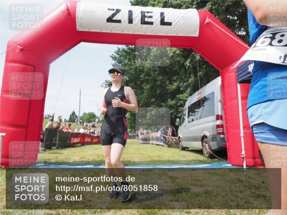 21.06.2025 - 27. Vierlanden-Triathlon KatJ http://msf.ph/oto/8051858 15.06.2025 11:42:57 Ziel 584 meine-sportfotos.de