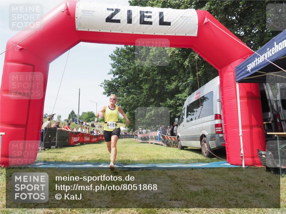 21.06.2025 - 27. Vierlanden-Triathlon KatJ http://msf.ph/oto/8051868 15.06.2025 11:43:02 Ziel  meine-sportfotos.de
