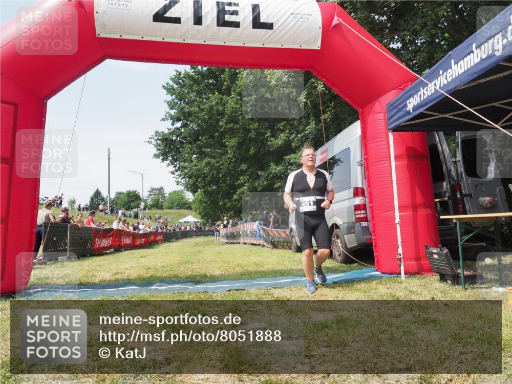 21.06.2025 - 27. Vierlanden-Triathlon KatJ http://msf.ph/oto/8051888 15.06.2025 11:43:30 Ziel  meine-sportfotos.de