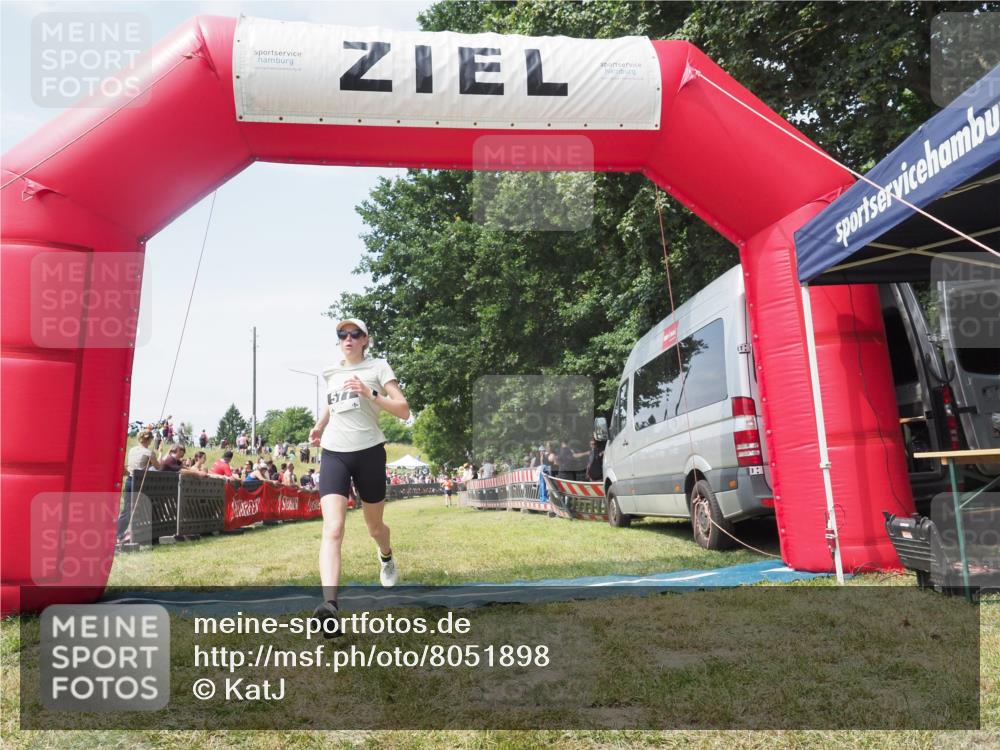 21.06.2025 - 27. Vierlanden-Triathlon KatJ http://msf.ph/oto/8051898 15.06.2025 11:44:00 Ziel 588 meine-sportfotos.de