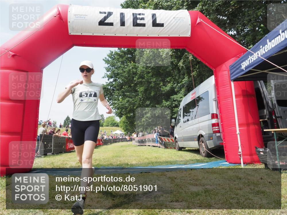 21.06.2025 - 27. Vierlanden-Triathlon KatJ http://msf.ph/oto/8051901 15.06.2025 11:44:00 Ziel 588 meine-sportfotos.de