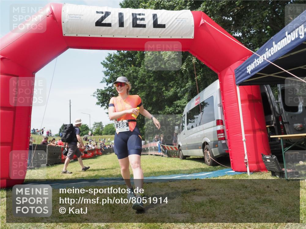 21.06.2025 - 27. Vierlanden-Triathlon KatJ http://msf.ph/oto/8051914 15.06.2025 11:44:11 Ziel  meine-sportfotos.de